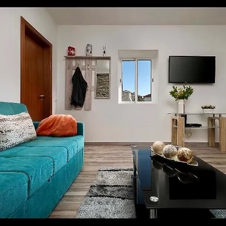 Casa Tiana Madeira * 蓬他达维托亚